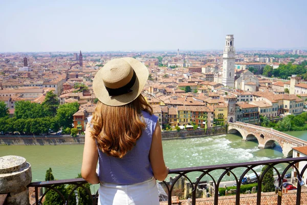 Mulher Sightseeing Cidade Verona Pontos Turísticos Férias Itália Viagem Estilo — Fotografia de Stock