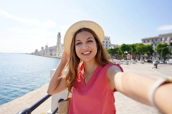 Glimlachende Stijlvolle Vrouw Maakt Zelfportret Aan Zee Stad Bari Apulië — Stockfoto