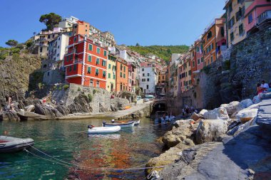 RIOMAGGIORE, İtalya - 20 Temmuz 2021: Riomaggiore renkli balıkçı köyü, Beş Diyar 'da deniz manzarası, Cinque Terre Ulusal Parkı, Liguria, İtalya
