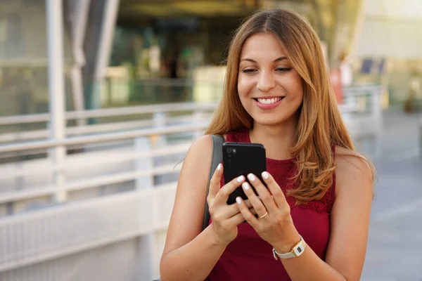 Chica Brasileña Usando Teléfono Inteligente Aire Libre Joven Alegre Charlando — Foto de Stock