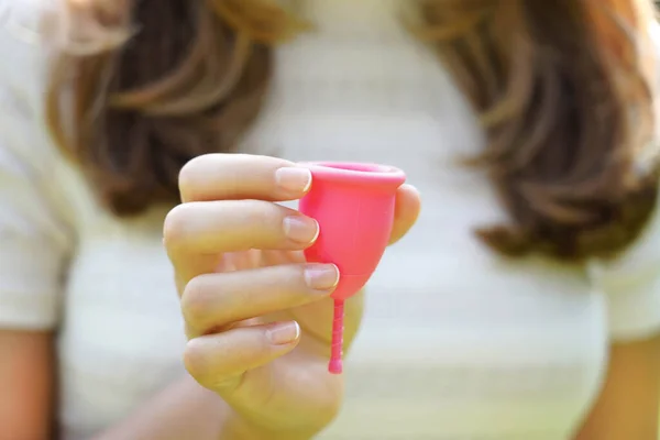 Jeune Femme Tenant Une Coupe Menstruelle Produit Alternatif Hygiène Féminine — Photo