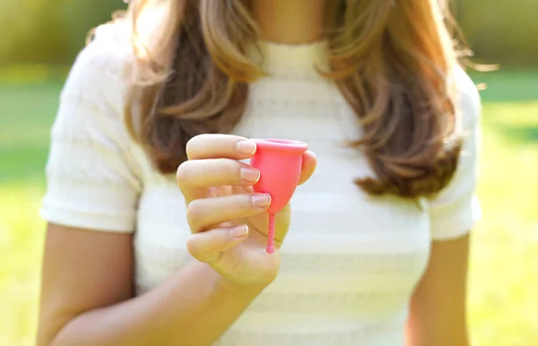 Fiatal Kezében Menstruációs Csésze Zöld Természetes Háttér Női Higiéniai Alternatív — Stock Fotó