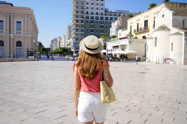 美しい若いスタイリッシュな女性は イタリアのバーリにある広場 フェラーレ広場を歩く — ストック写真