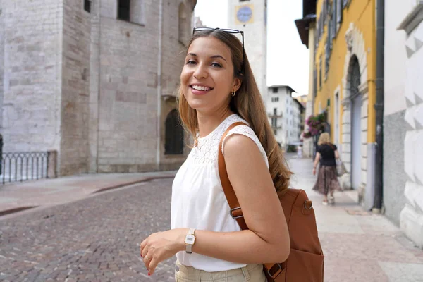 Feliz Sorridente Turista Visitando Antiga Cidade Medieval Trento Itália — Fotografia de Stock