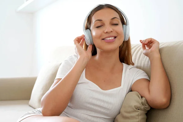Łaciński Nastolatek Relaksujący Się Słuchający Muzyki Słuchawkami Bezprzewodowymi Domu — Zdjęcie stockowe