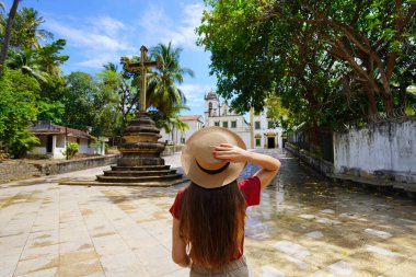 Olinda, Brezilya 'da turizm. Brezilya 'nın Olinda kentinin tarihi merkezini ziyaret eden turist kadının arkadan görünüşü.