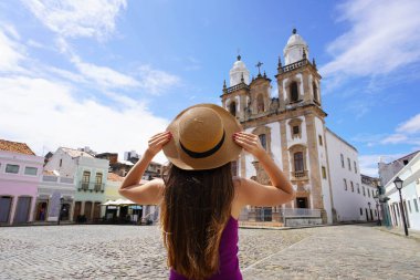 Recife, Brezilya 'da tatil. Brezilya 'nın Recife kentindeki Sao Pedro' nun avlusundaki gezgin kadının arka görüntüsü..