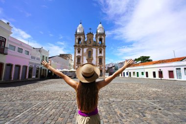Brezilya 'nın tarihi merkezi Recife' deki Sao Pedro Meydanı 'nda kollarını kaldıran gezgin kadın.