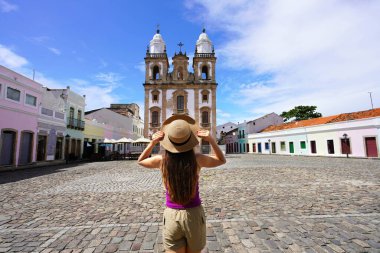 Recife, Brezilya 'yı ziyaret ediyorum. Brezilya 'nın Recife şehrinin tarihi merkezinde Sao Pedro Meydanı' ndaki turist kadın..