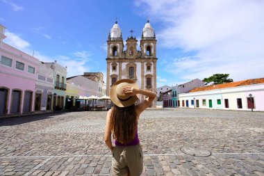 Recife, Brezilya 'da turizm. Brezilya Recife 'nin tarihi merkezini ziyaret eden gezgin kadın..