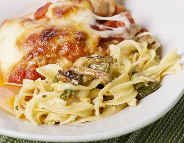 Pasta con verdure e pollo al parmigiano — Foto Stock