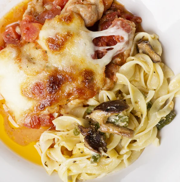 Pasta met groenten en Parmezaanse kaas kip — Stockfoto