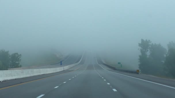 有雾的山路上驾驶一辆车 — 图库视频影像