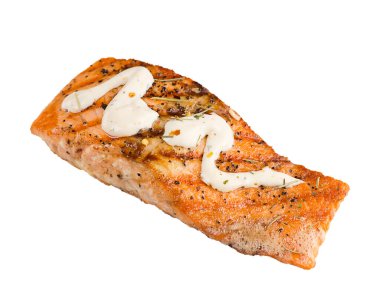 Beyaz arkaplanda izole edilmiş sosisli somon filetosu