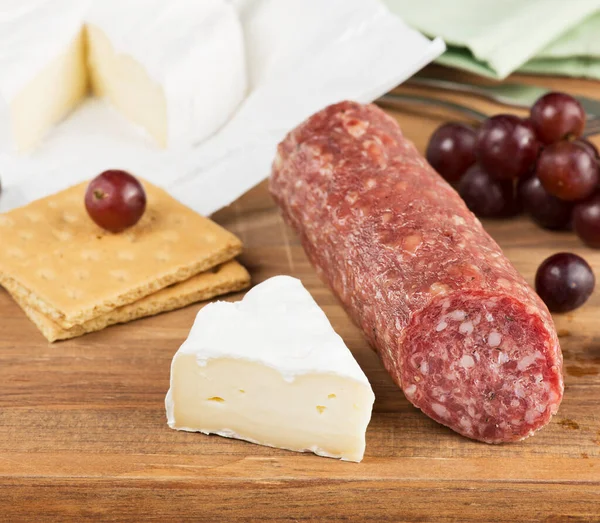 Brie Ost Och Salami Trä Skärbräda — Stockfoto