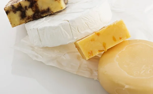 Beyaz Arkaplanda Peynir Çeşitliliği — Stok fotoğraf