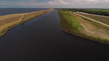 Okeechobee Gölü boyunca bir nehrin havadan görünüşü. İHA uçuşu.