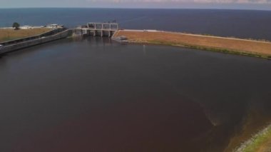 Okeechobee Gölü ve Mayaca Limanı Kilitleri ve Barajı. Hava görünümü.