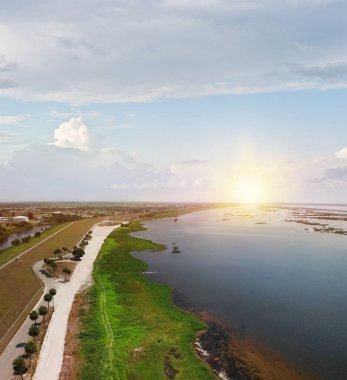 Okeechobee Gölü manzaralı patika ve park yeri. Hava görünümü.