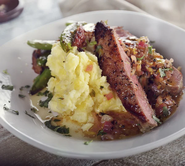 Filete con verduras —  Fotos de Stock