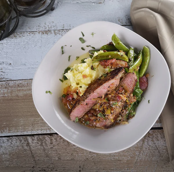 Steak mit Gemüse — Stockfoto