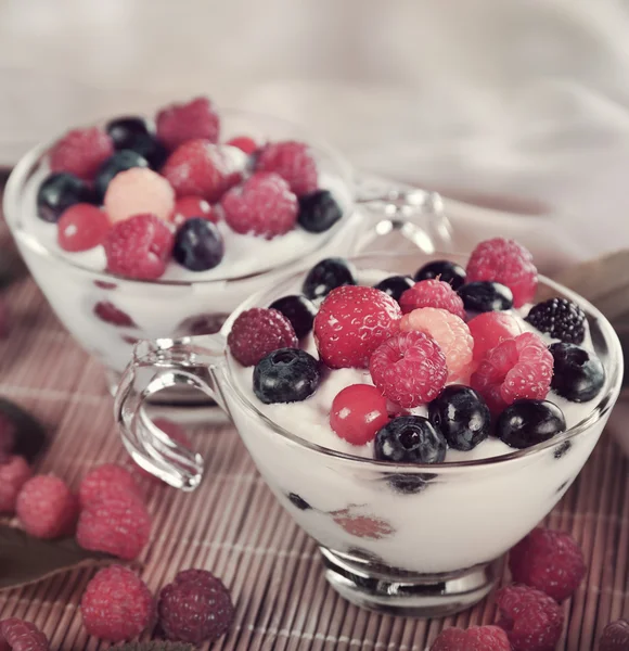 Két pohár joghurt bogyós gyümölcsök — Stock Fotó