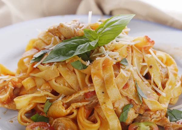 Fettuccine makarna tavuk ile — Stok fotoğraf