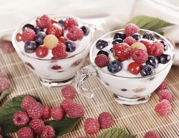 Tassen Joghurt mit Beeren — Stockfoto