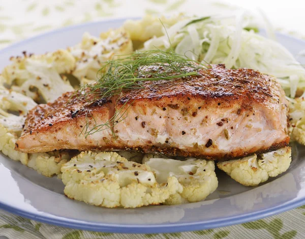 Lachs mit Gemüse — Stockfoto