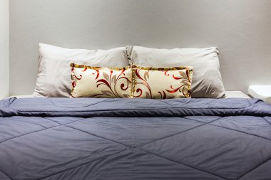 İki yastık üzerinde battaniye yatak odası