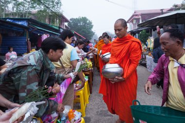 Sangkhlaburi, Tayland - 27 Aralık 2015: Gezgin kalabalık yapmak 