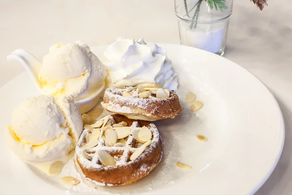 Waffel mit Eis, Schokolade und Vanille auf weißem Teller — Stockfoto