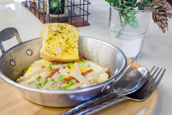 Ägget pan med fläsk och bröd till frukost, tradition thailändsk stil — Stockfoto