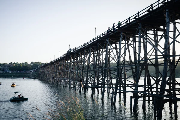 Utamanusorn most (Monský most), vyrobené z dřevěných pro celé — Stock fotografie