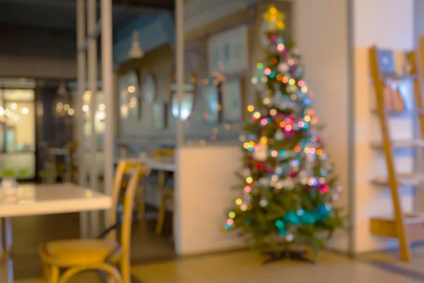 Mesa y silla con árbol de Navidad en la sala de estar, fondo borroso —  Fotos de Stock