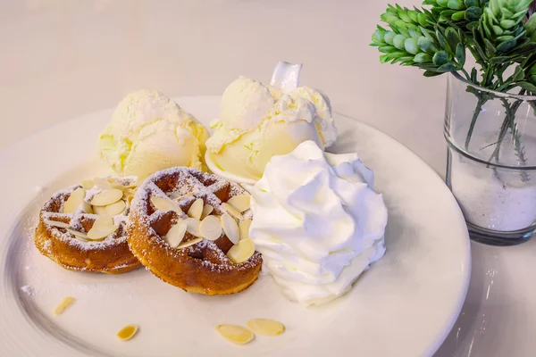 Waffel mit Eis, Schokolade und Vanille auf weißem Teller — Stockfoto