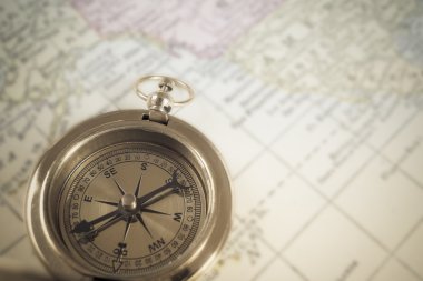 Harita arka plan üzerinde Pusula, seyahat kavramı için kullanın
