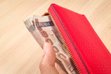 el ve kırmızı deri cüzdan Tay banknot para ile yakın çekim