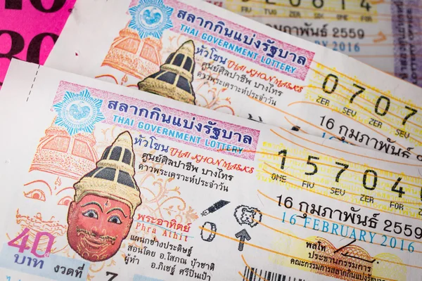 BANGKOK, TAILANDIA - 10 DE FEBRERO DE 2015: Billete de lotería vendido en co —  Fotos de Stock