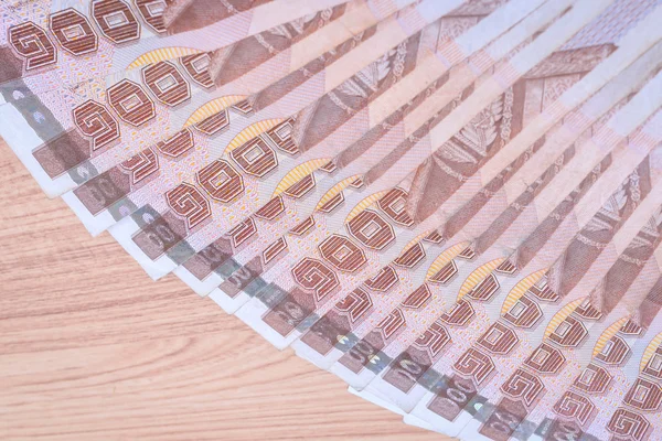 Tajski baht banknotów na tle tabeli — Zdjęcie stockowe