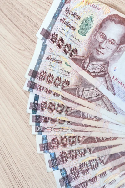 Billetes de baht tailandeses sobre fondo de mesa —  Fotos de Stock