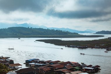 Sangkhlaburi İlçesi, Kanchanaburi T nehir de yüzen ev
