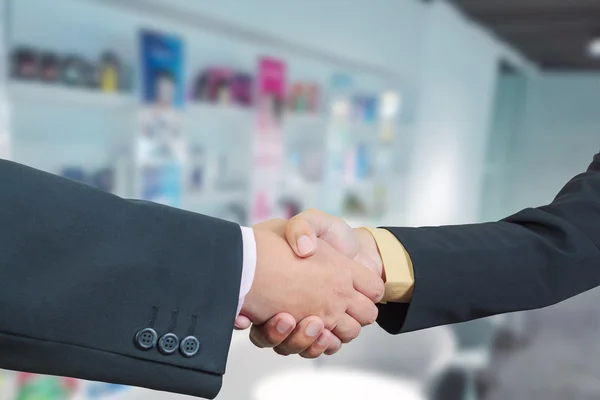 Business handshake with blur background of shopping mall market — Stock Photo, Image