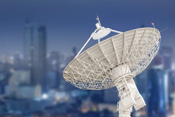 Antena antena parabólica radar y fondo del edificio — Foto de Stock