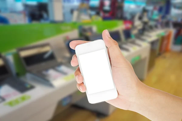 Mano che tiene smartphone con sfondo sfocato di shopping IT mal — Foto Stock