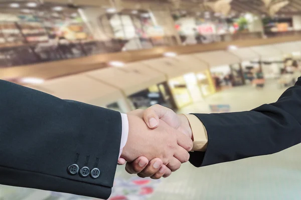 Business handshake z rozmycie tła rynku handlowego — Zdjęcie stockowe