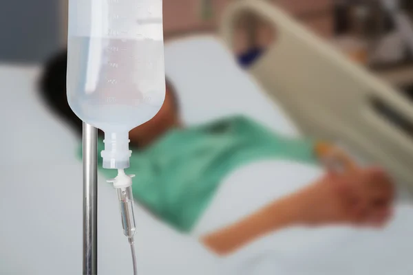 Infusion bottle with saline solution for patient in hospital roo — Stock Photo, Image