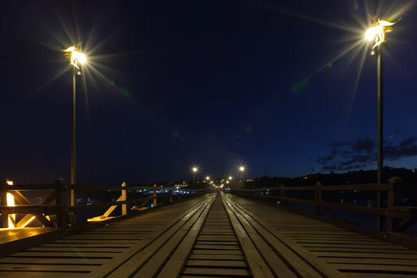 Utamanusorn most (Monský most), vyrobené z dřevěných pro celé — Stock fotografie