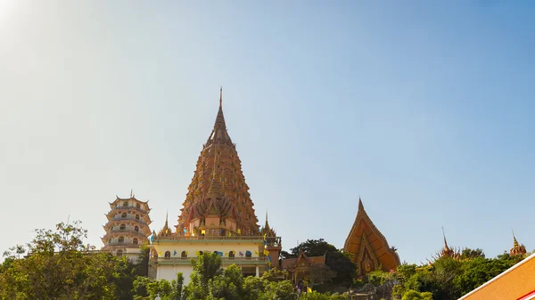 Templo budista nombres "Wat Tham Sua" y "Wat Tham Khao Noi" en —  Fotos de Stock