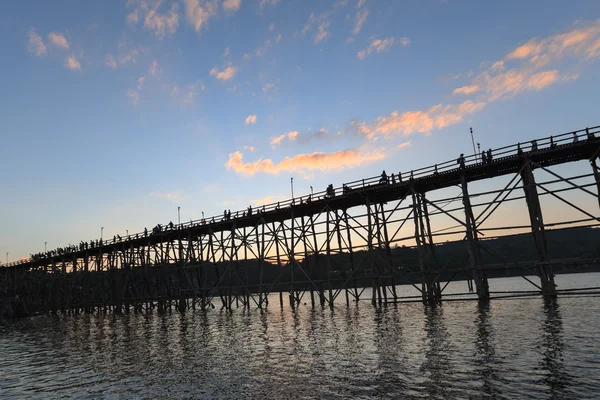 Silhouette of Utamanusorn Bridge (Mon Bridge), made from wooden — Stock Photo, Image